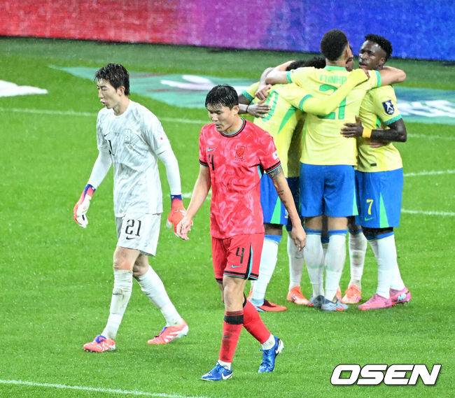 [OSEN=서울월드컵경기장, 이대선 기자] 홍명보 감독이 이끄는 대한민국 대표팀은 10일 오후 서울월드컵경기장에서 '세계 최강' 브라질과 A매치 평가전을 가졌다.한국이 브라질을 상대로 마지막으로 웃은 건 1999년 3월 28일이었다. 당시 잠실에서 열린 친선경기에서 김도훈의 결승골로 1-0 승리를 거뒀다. 다만, 그 승리가 마지막이었다. 한국은 브라질을 상대로 1승 1무 8패에 그쳤다. 브라질과의 이번 경기는 단순한 친선전이 아닌, 2026 북중미 월드컵을 향한 본격적인 시험대다.&nbsp;후반 한국 김민재가 브라질 이스테방에게 실점을 허용하고 아쉬워하고 있다. 2025.10.10 /sunday@osen.co.kr