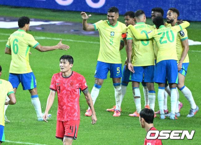 [OSEN=서울월드컵경기장, 이대선 기자] 홍명보 감독이 이끄는 대한민국 대표팀은 10일 오후 서울월드컵경기장에서 '세계 최강' 브라질과 A매치 평가전을 가졌다.한국이 브라질을 상대로 마지막으로 웃은 건 1999년 3월 28일이었다. 당시 잠실에서 열린 친선경기에서 김도훈의 결승골로 1-0 승리를 거뒀다. 다만, 그 승리가 마지막이었다. 한국은 브라질을 상대로 1승 1무 8패에 그쳤다. 브라질과의 이번 경기는 단순한 친선전이 아닌, 2026 북중미 월드컵을 향한 본격적인 시험대다.&nbsp;후반 한국 김민재가 실점 후 아쉬워하고 있다. 2025.10.10 /sunday@osen.co.kr