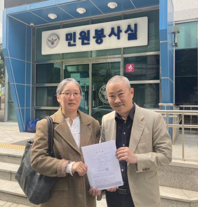 ▲이재명 대통령에게 보내는 공개 서한을 대통령실에 접수하고 있는 한분영(왼쪽), 피터 뮐러 공동대표. ⓒ뿌리의집