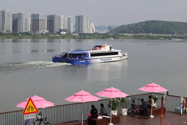 ▲성능 고도화와 안정화를 위한 '무승객 시범운항'에 나선 한강버스가 지난달 29일 서울 강서구 마곡선착장을 떠나고 있다. 지난 18일 정식 운항을 시작한 한강버스는 방향타 고장, 선박 전기 계통 이상 등 문제로 인해 이날부터 한 달 동안 운항을 일시 중단했다. ⓒ연합뉴스