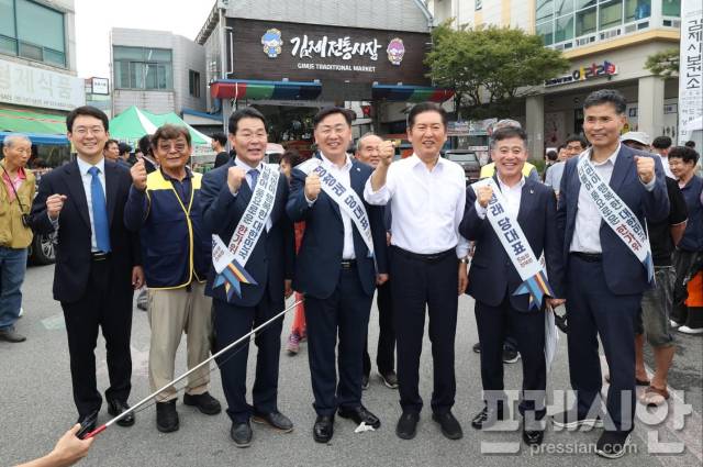 ▲ 박지원 더불어민주당 최고위원(왼쪽 첫 번째)이 지난 10월 2일 전북 김제전통시장에서 열린 ‘더불어민주당-전북 민생행보 현장간담회’에 참석해 정청래 당대표, 김관영 전북도지사 등과 함께 기념촬영을 하고 있다. ⓒ전북도