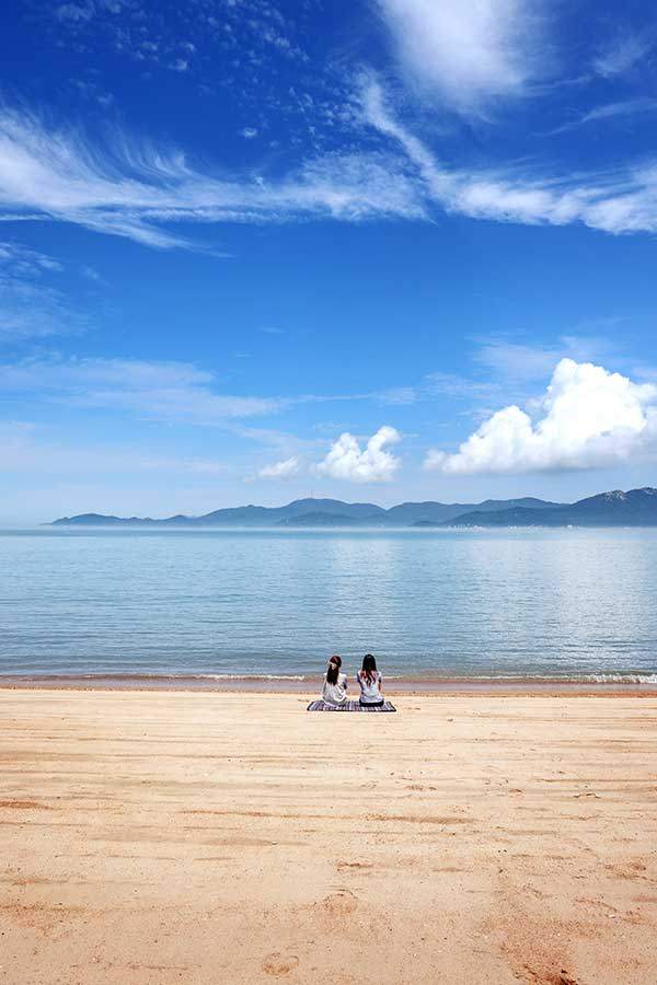 맞은편 덕적도와 소야도가 순한 굴곡으로 흘러간다.&nbsp;