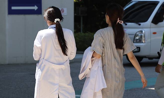 의대 신입생 가운데 여학생이 차지하는 비율이 매년 증가하고 있다.&nbsp;연합뉴스