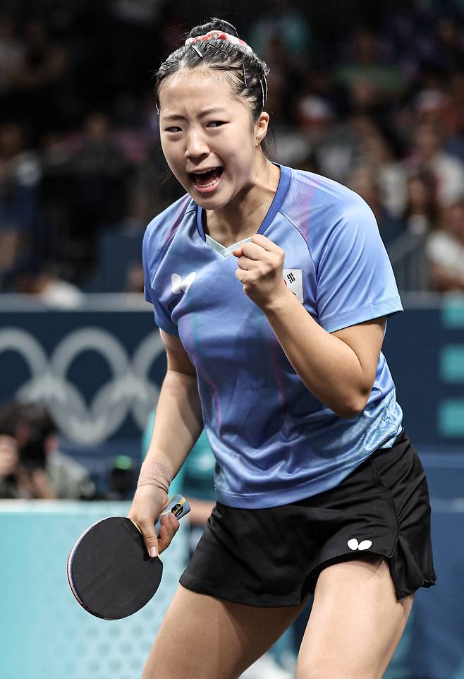 대한민국 탁구 대표팀 신유빈 선수가 지난 2024년 8월 2일(한국시간) 프랑스 파리 사우스 파리 아레나 4에서 열린 '2024 파리올림픽' 탁구 여자 단식 준결승 중국 첸멍 선수와의 경기에서 득점한 후 기뻐하고 있다. 뉴스1