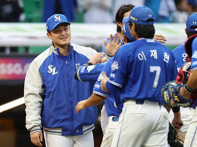 지난 9일 인천 미추홀구 SSG랜더스필드에서 열린 2025 KBO 포스트시즌 준플레이오프 1차전 삼성 라이온즈와 SSG 랜더스의 경기, 이날 선발투수 최원태가 SSG에 5-2 승리를 거두며 포스트시즌 첫 승리를 기록한 뒤 기뻐하고 있다. 뉴시스