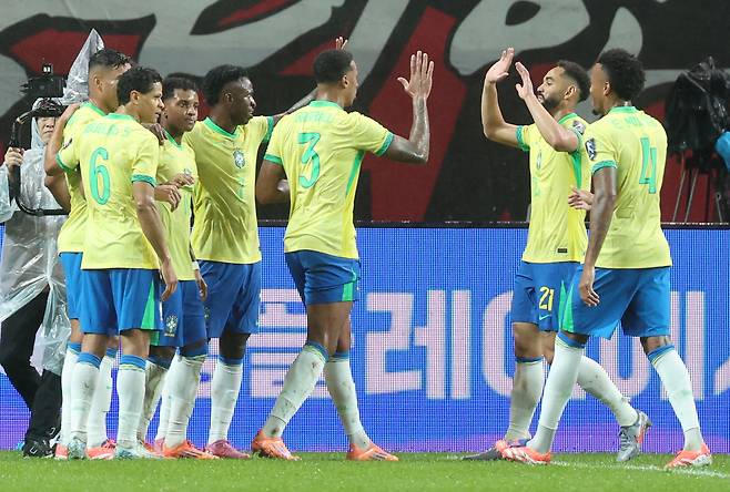 10일 서울 마포구 서울월드컵경기장에서 열린 한국과 브라질 축구 대표팀의 친선경기. 브라질 호드리구가 골을 넣은 뒤 동료들의 격려를 받고 있다. 연합뉴스