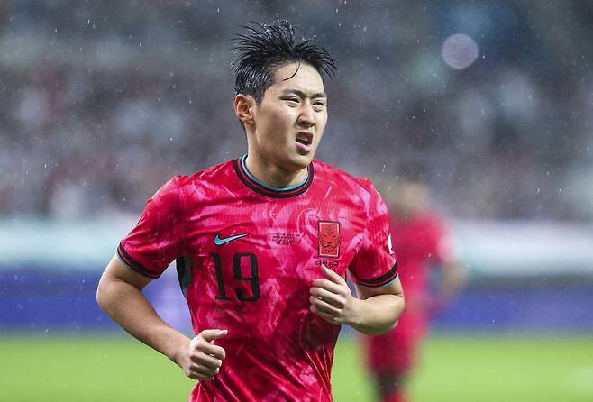 10일 서울 마포구 서울월드컵경기장에서 열린 남자 축구 국가대표 10월 A매치 친선전 대한민국과 브라질의 경기, 이강인이 얼굴을 찡그리고 있다. 뉴시스