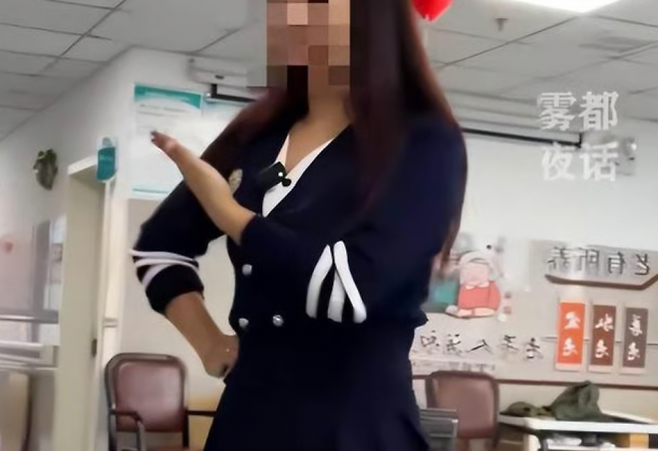 중국의 한 요양원에서 노인들에게 약 복용을 권장한다는 명목으로 미니스커트 차림의 여성이 선정적인 춤을 추는 영상을 올려 논란이 일고 있다. 소셜미디어(SNS)