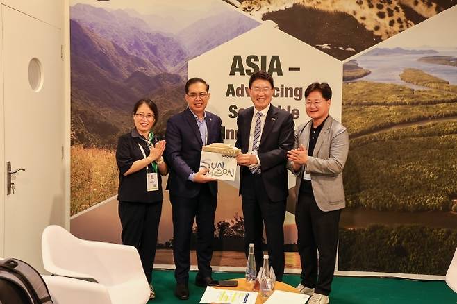 지난 9일 아랍에미리트 아부다비에서 노관규 시장이 딘도 캄필란 IUCN 아시아지역 책임자와 양자회담 후 기념사진을 촬영하고 있다. 왼쪽부터 정선화 정부협력관, 딘도 캄필란 IUCN 아시아지역책임자, 노관규 시장, 황태주 시 전략기획국장.