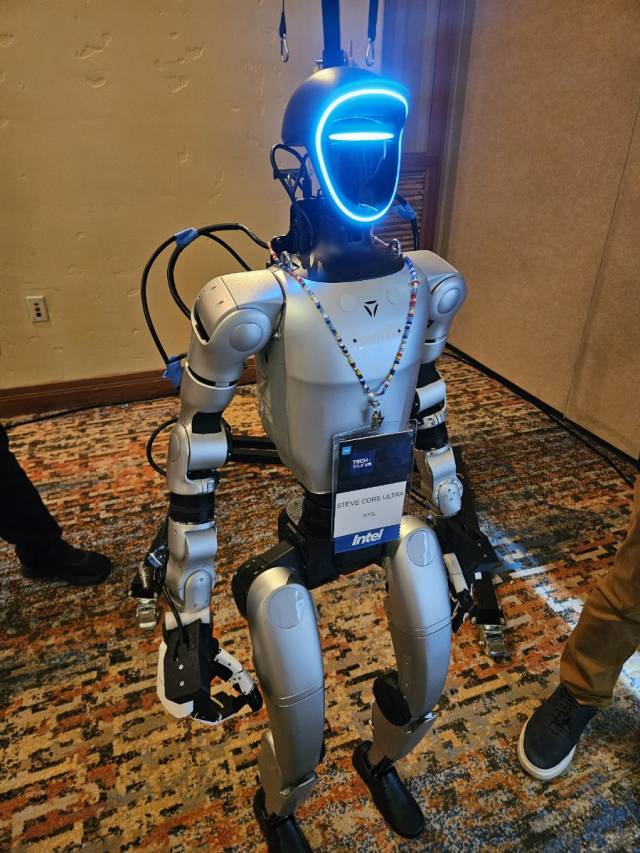 인텔 팬서레이크 CPU로 동작하는 휴머노이드 로봇. 윤민혁 기자