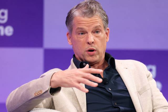 그렉 피터스 넷플릭스 공동 최고경영자(CEO)가 8일(현지 시간) 미국 로스엔젤레스에서 열린 컨퍼런스에서 TV게입 서비스 계획에 대해 발언하고 있다. AFP연합뉴스