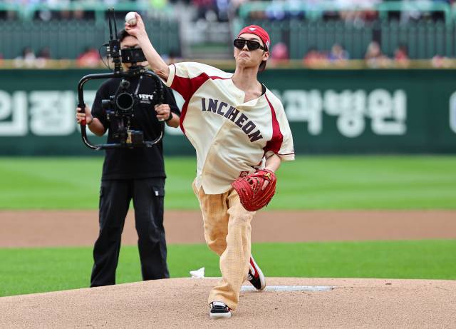 배우 최현욱이 9일 오후 인천 SSG 랜더스필드에서 열린 프로야구 2025 신한 SOL뱅크 KBO 준플레이오프 1차전 삼성 라이온즈와 SSG 랜더스의 경기에 앞서 시구를 하고 있다. 2025.10.9. 뉴스1