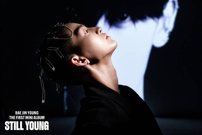 [사진 = 아우라엔터테인먼트 제공]