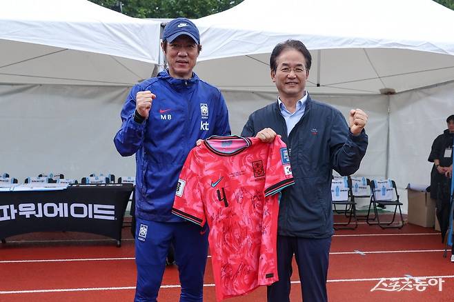 국가대표팀 선수들의 친필 사인 유니폼을 들고 기념촬영 중인 이동환 고양특례시장(오른쪽)과 홍명보 축구 국가대표팀 감독. 사진제공ㅣ고양시