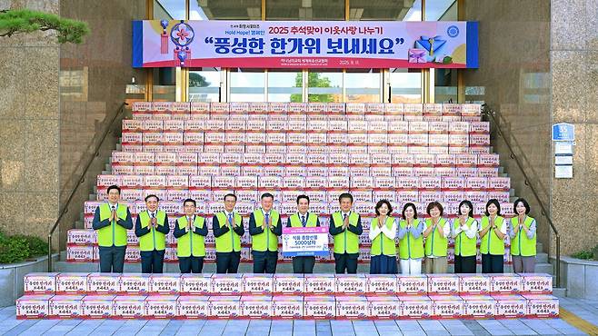 하나님의 교회가 추석을 앞두고 김해 등 경남권을 포함한 전국 240여 관공서를 통해 식료품 5000세트를 어려운 가정 5000세대에 전달하며, 넉넉한 명절의 정을 나눴다.