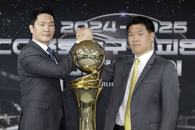 전희철 SK 감독(왼쪽)과 조상현 LG 감독이 남자농구대표팀의 임시 감독과 코치를 맡는다. 뉴시스