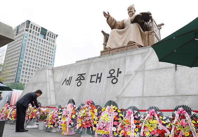 최휘영 문화체육관광부 장관이 제579돌 한글날인 지난 9일 서울 종로구 광화문광장 세종대왕 동상 앞에서 열린 ‘한글날, 세종대왕께 꽃 바치기’ 행사에서 세종대왕 동상에 헌화하고 있다. 문화체육관광부 제공