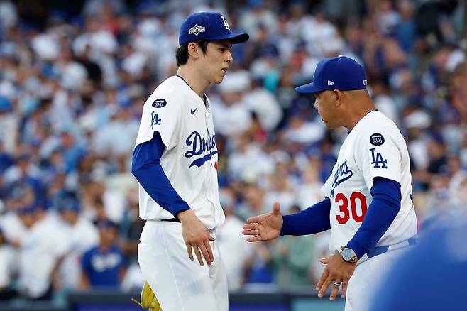 LA 다저스 데이브 로버츠 감독이 10일 NLDS 4차전에서 3이닝 무실점 호투를 마치고 내려온 사사키와 악수하고 있다. AFP연합뉴스