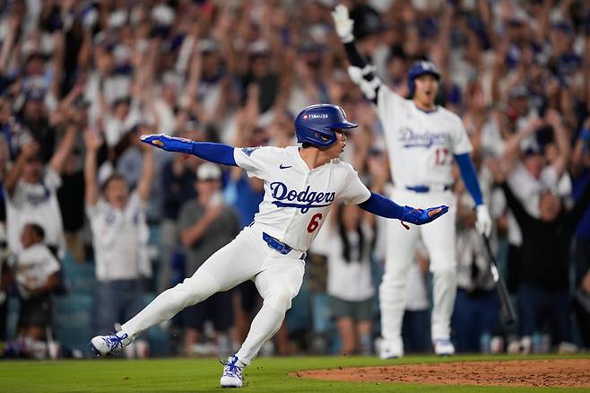 LA 다저스 김혜성이 필라델피아와의 내셔널리그 디비전시리즈 4차전 연장 11회말 결승 득점을 올린 뒤 세이프 동작을 하고 있다. AP연합뉴스