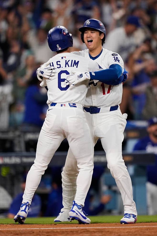 ▲ 끝내기 득점을 올린 김혜성을 와락 껴안은 오타니 쇼헤이ⓒ연합뉴스/AP통신