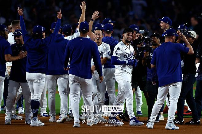 ▲ 필라델피아 선수단과 희비가 엇갈린 LA 다저스 선수단.