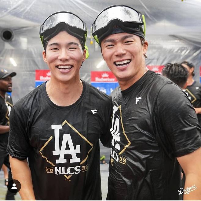 ▲ 평소 친분을 이어오고 있는 야마모토 요시노부와 경기 후 기념샷을 찍고 있는 김혜성 ⓒLA다저스
