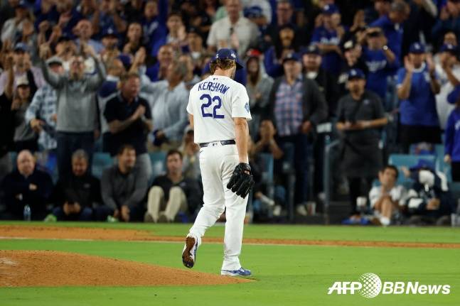 LA 다저스 클레이튼 커쇼가 9일(한국시간) 다저 스타디움에서 열린 필라델피아와 2025 메이저리그 포스트시즌 NLDS 3차전에서 마운드를 내려오고 있다. /AFPBBNews=뉴스1