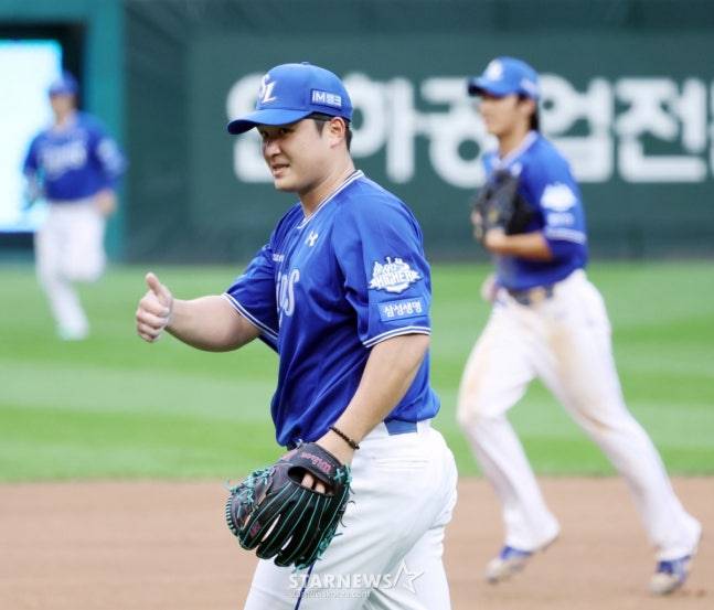 삼성 최원태가 9일 SSG와 준PO 1차전에서 이닝을 마치고 더그아웃으로 향하고 있다. /사진=강영조 선임기자