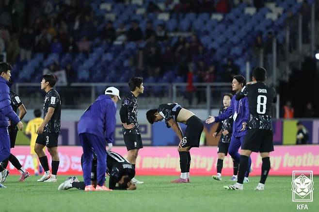 경기 후 아쉬워하는 한국 U-20 축구대표팀 선수들. /사진=대한축구협회 제공