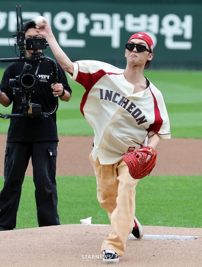 배우 최현욱이 9일 인천SSG랜더스필드에서 열린 2025 KBO리그 준플레이오프 1차전 SSG랜더스와 삼성라이온즈 경기에서 강속구 시구를 하고 있다. 2025.10.09 /사진=강영조 cameratalks@