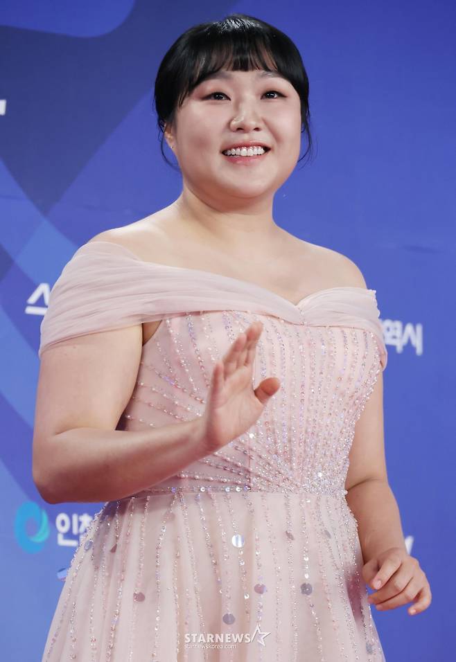 코미디언 이수지가 18일 오후 인천광역시 중구 파라다이스시티 크로마에서 진행된 제4회 청룡시리즈어워즈 레드카펫 & 포토월 행사에 참석해 포즈를 취하고 있다. /2025.07.1 /사진=이동훈 photoguy@