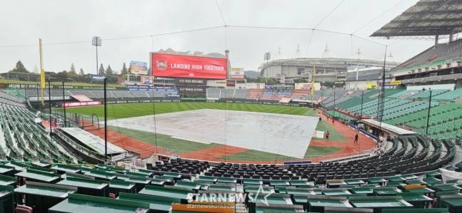 비 내리는 SSG랜더스필드 전경. /사진=강영조 선임기자