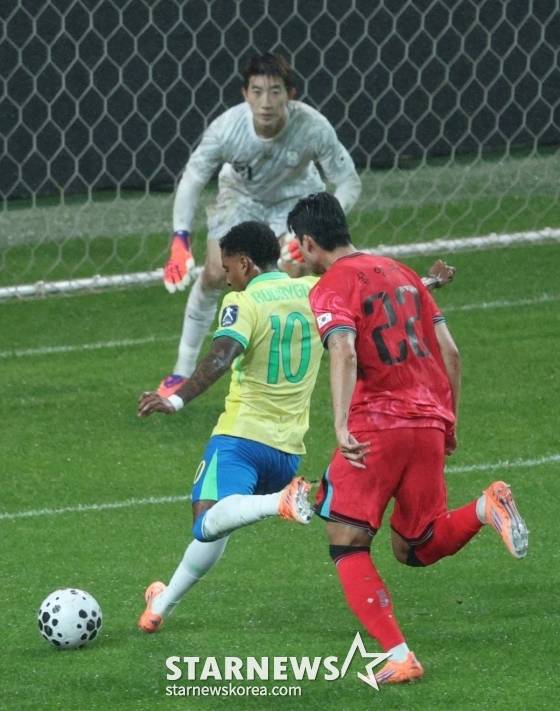 슈팅하는 호드리구(10번).  /사진=김진경 대기자