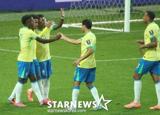 선제골 후 기뻐하는 브라질 선수들. /사진=김진경 대기자