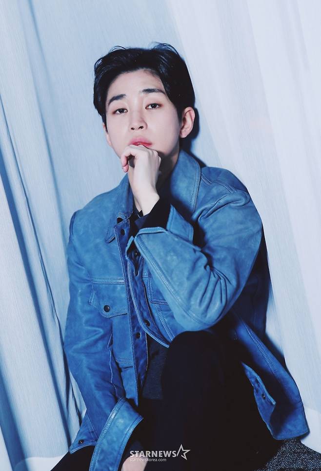 가수 딘딘이 서울 종로구 스타뉴스 사옥에서 진행된 '2023 아시아 아티스트 어워즈 인 필리핀'(2023 Asia Artist Awards IN THE PHILIPPINES, 이하 2023 AAA) 수상 인터뷰에 앞서 포즈를 취하고 있다.  딘딘은 '2023 AAA'에서 AAA 베스트 초이스를 수상했다.  딘딘은 지난해 데뷔 10년 차로 2023년에 '로그아웃', '인생네컷(Feat. Leellamarz)', '이런 사랑 하지 마세요(Feat. 테이)', '속는 중이야', '울었어 (Feat. 정승환)', '했잖아' 등 여섯 개의 싱글을 발매했다. 또 KBS 2TV '1박2일 시즌4', SBS '순간포착 세상에 이런일이', SBS 라디오 파워FM '딘딘의 Music High(뮤직하이)' 등 쉼 없는 방송 활동에도 가수로서의 본업을 등한시하지 않았다. 그 결과, 'AAA'에서 당당하게 아티스트로 설 수 있었다. /사진=김창현