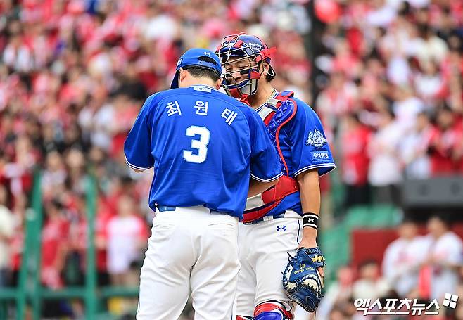 삼성 라이온즈 포수 강민호(오른쪽)가 9일 인천 SSG랜더스필드에서 열린 2025 신한 SOL Bank KBO 준플레이오프(5전 3승제) 1차전 수비 중 선발투수 최원태와 대화하고 있다. 사진 박지영 기자