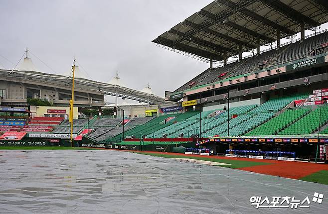 10일 오후 인천SSG랜더스필드에서 열리는 '2025 신한 SOL Bank KBO 포스트시즌' 삼성 라이온즈와 SSG 랜더스의 준플레이오프 2차전 경기, 비가 내리고 있는 가운데 그라운드에 방수포가 덮여져 있다. 인천, 김한준 기자