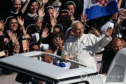 순례자들에게 손 흔드는 교황 레오 14세 [AFP 연합뉴스 자료사진. 재판매 및 DB 금지]