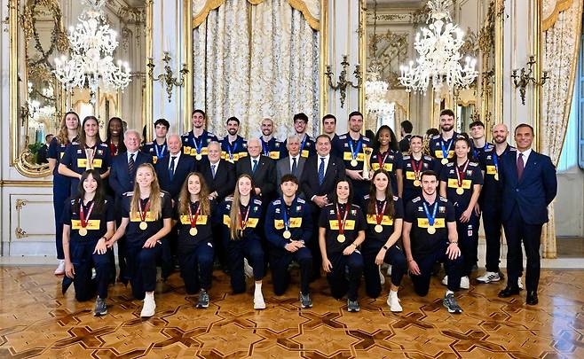 대통령 관저로 초청받은 이탈리아 남녀 대표팀 선수들 [FIVB 홈피 캡처. 재판매 및 DB 금지]