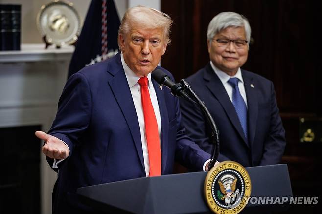TSMC 웨이저자 회장과 만난 트럼프 미 대통령 [EPA 연합뉴스 자료사진. 재판매 및 DB 금지]