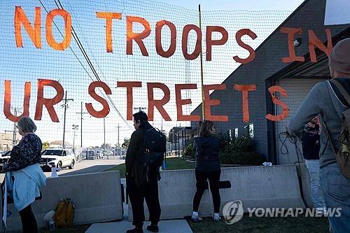 군 투입 반대 시카고 근교 시위 (브로드뷰 <미국 일리노이주> 게티이미지 AFP=연합뉴스) 2025년 10월 9일 미국 일리노이주 시카고 근교 브로드뷰에 있는 불법이민자 구금시설 근처에서 군대 투입을 반대하는 시민들의 시위가 열리고 있다. (Photo by SCOTT OLSON / GETTY IMAGES NORTH AMERICA / Getty Images via AFP) 2025.10.10.