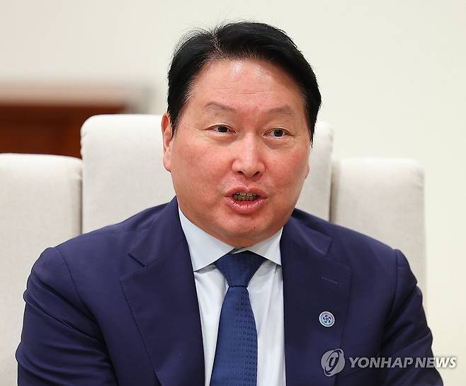 발언하는 최태원 SK그룹 회장 (서울=연합뉴스) 김도훈 기자 = 1일 용산 대통령실에서 열린 이재명 대통령과 오픈AI 샘 올트먼 대표의 접견에 참석한 최태원 SK그룹 회장이 발언하고 있다. 2025.10.1 superdoo82@yna.co.kr