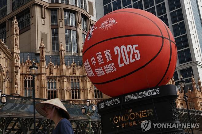 마카오에 설치된 NBA 시범경기 홍보 간판 [EPA=연합뉴스