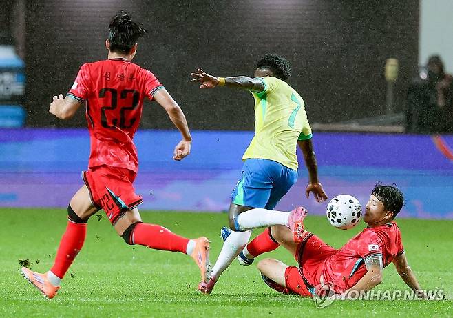 김민재 '비니시우스를 막아라' (서울=연합뉴스) 이동해 기자 = 10일 서울 마포구 서울월드컵경기장에서 열린 한국과 브라질 축구 대표팀의 친선경기. 한국 김민재가 브라질 비니시우스 주니오르에게 태클을 시도하고 있다. 2025.10.10 eastsea@yna.co.kr