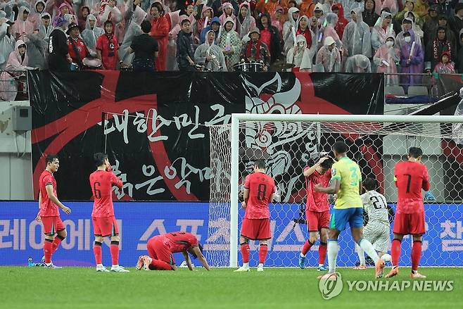 아쉬워하는 한국 선수들 (서울=연합뉴스) 이동해 기자 = 10일 서울 마포구 서울월드컵경기장에서 열린 한국과 브라질 축구 대표팀의 친선경기. 브라질 호드리구가 골을 넣자 한국 선수들이 아쉬워하고 있다. 2025.10.10 eastsea@yna.co.kr