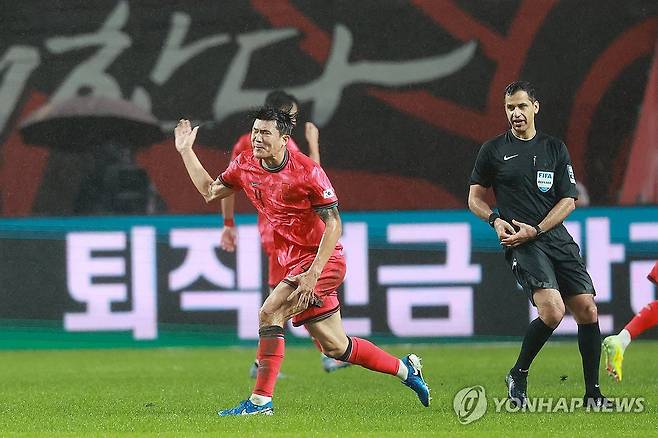 불만 표하는 김민재 (서울=연합뉴스) 신현우 기자 = 10일 서울 마포구 서울월드컵경기장에서 열린 한국과 브라질 축구 대표팀의 친선경기.
    김민재가 브라질 마테우스 쿠냐 드리블을 태클로 저지한 뒤 파울 판정에 불만을 표하고 있다. 2025.10.10 nowwego@yna.co.kr