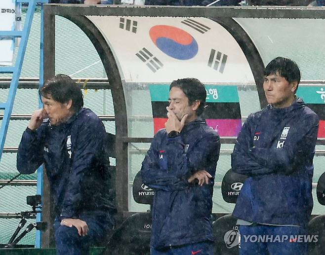 침울한 한국 벤치 (서울=연합뉴스) 신현우 기자 = 10일 서울 마포구 서울월드컵경기장에서 열린 한국과 브라질 축구 대표팀의 친선경기. 한국 홍명보 감독을 포함한 코치진이 경기를 지켜보고 있다. 2025.10.10 nowwego@yna.co.kr