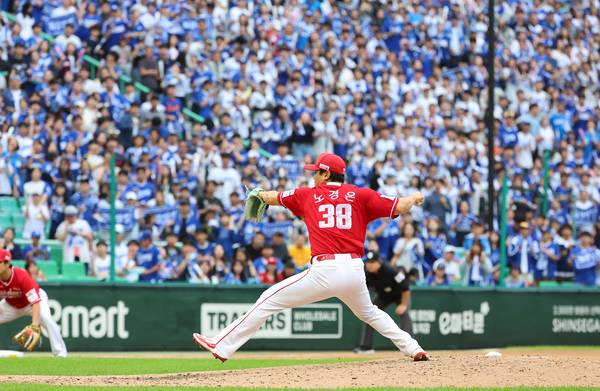 11일 인천 SSG랜더스필드에서 열린 2025 프로야구 KBO리그 포스트시즌 준플레이오프 2차전 삼성 라이온즈와 SSG 랜더스의 경기. 7회초 SSG 투수 노경은이 역투하고 있다. 2025.10.11 /연합뉴스