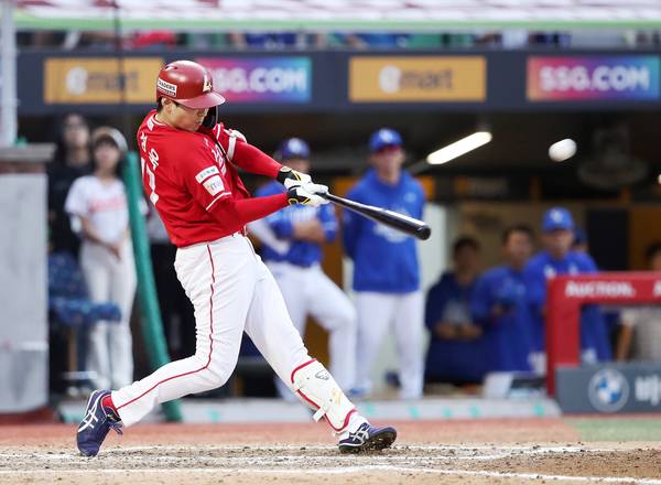 SSG 랜더스 김성욱이 11일 인천SSG랜더스필드에서 열린 2025 신한 SOL 뱅크 준플레이오프 2차전에서 3-3 동점 상황인 9회말 끝내기 솔로 홈런을 때리고 있다. 2025.10.11 /SSG 랜더스 제공