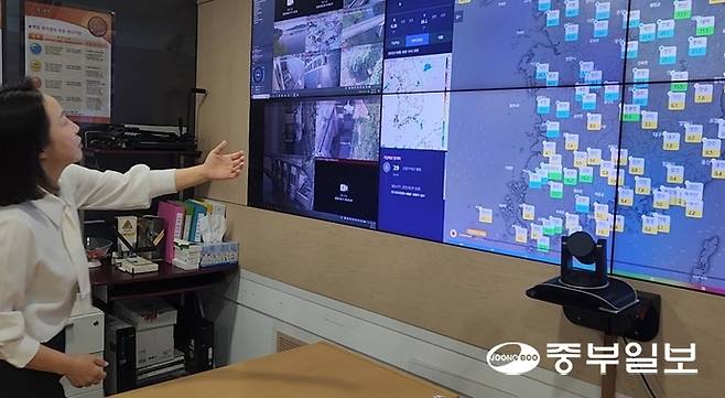허지선 한국농어촌공사 경기지역본부 수자원관리부장이 재난안전종합상황실에서 모니터링 시스템을 살피고 있다. 신연경기자
